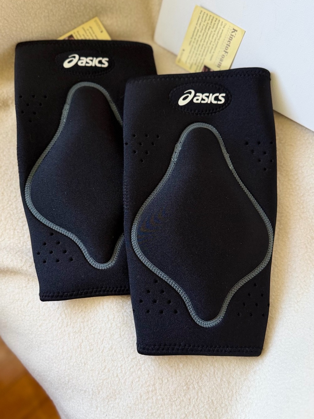NWT Asics Black Wrestling Knee Pads Guards with KinetoFoam Impact Cushioning